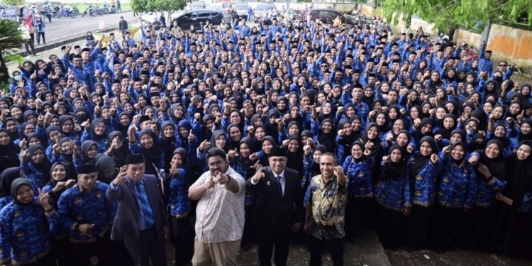 Bupati SBT Serahkan 764 SK ASN PPPK, Ajak Bawa Semangat Baru ke Daerah