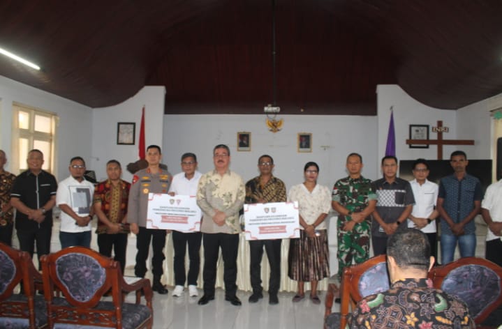 Gubernur Maluku Serahkan Bantua untuk Recovery Bencana Sosial di Hunuth dan Masihulan