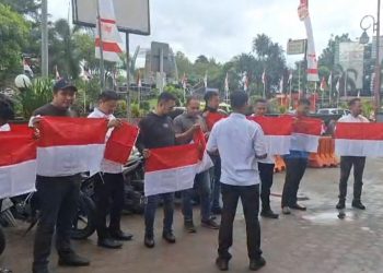 Polresta Ambon dan P.P. Lease Semarakkan HUT RI ke-80 dengan Aksi Pembagian Bendera Merah Putih