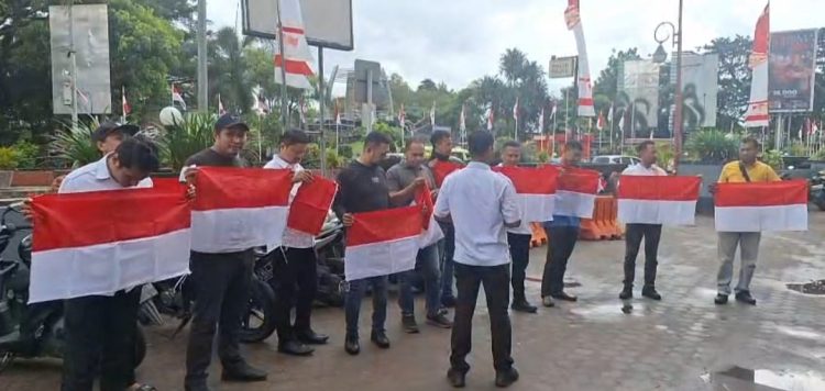 Polresta Ambon dan P.P. Lease Semarakkan HUT RI ke-80 dengan Aksi Pembagian Bendera Merah Putih