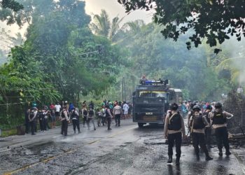 Blokade Jalan Hunuth Dibuka, Aparat Kerahkan Damkar Padamkan Api