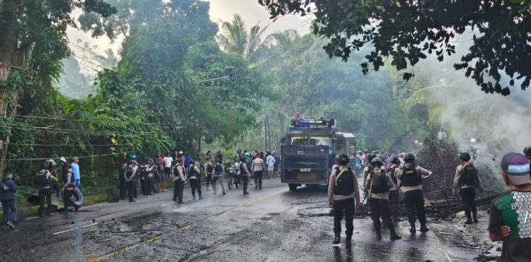 Blokade Jalan Hunuth Dibuka, Aparat Kerahkan Damkar Padamkan Api