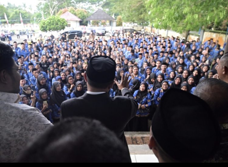 Bupati SBT Lantik Pejabat Tinggi Pratama dan Serahkan 764 SK PPPK Tahap I Formasi 2024