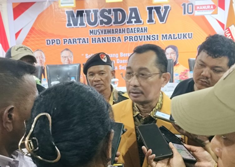 Drs. Barnabas N. Orno saat diwawancarai awak media usai ditetapkan pimpin Hanura Maluku.*