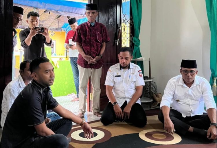 Usai Bertemu Dua Raja, Bupati Malteng Serahkan Santunan Korban Tawuran Pelajar