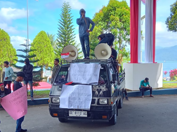 Jalan Tak Kunjung Direalisasi, Mahasiswa Ambalau Demo Di Kantor DPRD Maluku