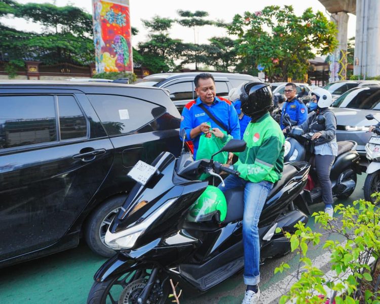 Buruh KSPSI dan Polri Adakan Bakti Sosial, Ratusan Paket Sembako Dibagikan kepada Warga