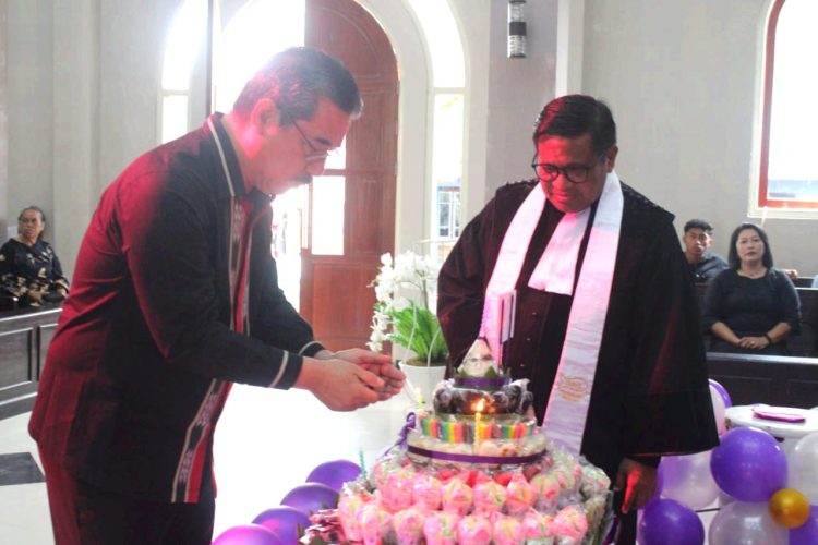 Gubernur Maluku Apresiasi Peran Gereja, Terima Penghargaan di Puncak HUT ke-90 GPM