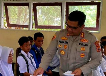 Kunjungi SMA Negeri 1 Bula, Kapolres SBT Sambung Tali Asih Dengan Anak Yatim Piatu