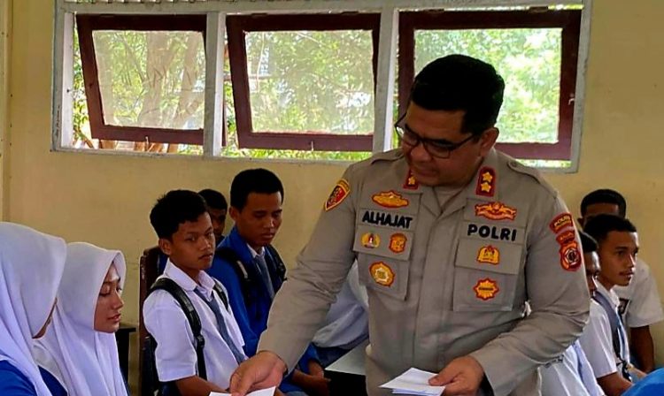 Kunjungi SMA Negeri 1 Bula, Kapolres SBT Sambung Tali Asih Dengan Anak Yatim Piatu
