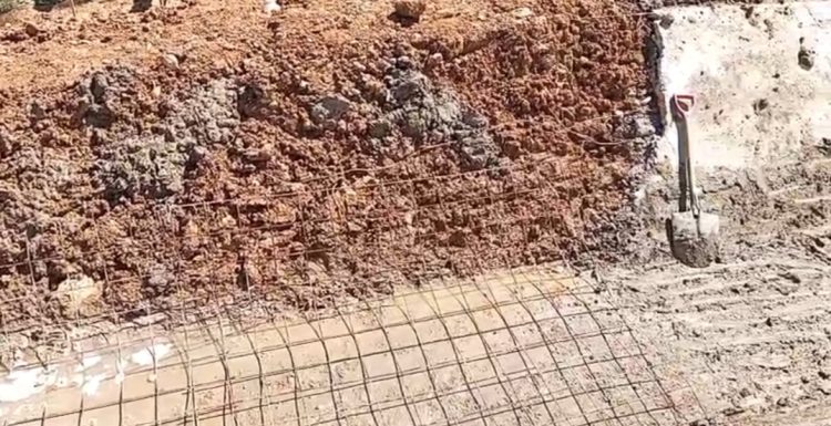 Konstruksi Irigasi Sariputih: Wiremesh hanya ditempel di sisi luar tanah timbunan tanpa integrasi dengan pengecoran beton.*