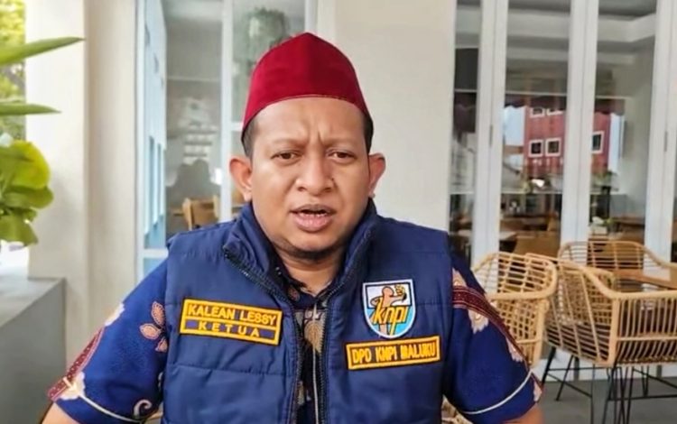 Arman Kalean Lessy: Orator Jalanan Bertelanjang Badan yang Kini Berpeci Merah