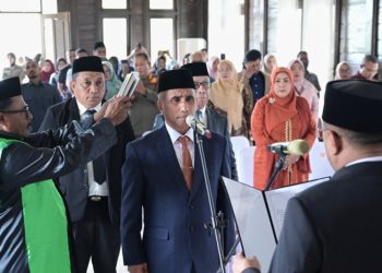 Ahmad Quadri Amahoru Dilantik Sebagai Sekda Definitif SBT, Bupati Fachri: Tingkatkan Pelayanan Publik dan Tata Kelola Pemerintahan