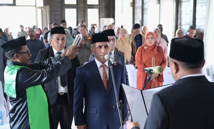 Ahmad Quadri Amahoru Dilantik Sebagai Sekda Definitif SBT, Bupati Fachri: Tingkatkan Pelayanan Publik dan Tata Kelola Pemerintahan