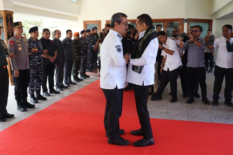 Jaksa Agung ST. Burhanudin Disambut Hangat Gubernur Maluku Saat Tiba di Ambon