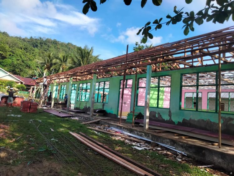 Diduga Pakai Kayu Busuk, CV. Basudara Disorot: Proyek Rehabilitasi MTs Iha Kulur Tak Layak, Publik Tuntut Audit Teknis
