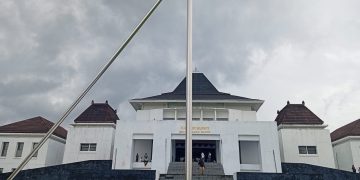 Karyawan PT SIM Selamatkan Bendera Merah Putih Saat Tiang Bendera Patah Ditengah Demo Bupati SBB