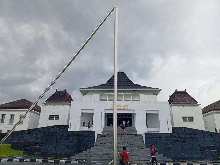 Karyawan PT SIM Selamatkan Bendera Merah Putih Saat Tiang Bendera Patah Ditengah Demo Bupati SBB
