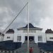 Karyawan PT SIM Selamatkan Bendera Merah Putih Saat Tiang Bendera Patah Ditengah Demo Bupati SBB