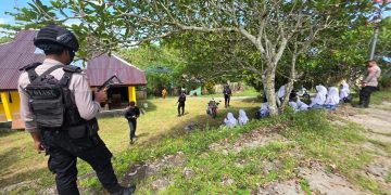 Polri Dukung Dunia Pendidikan Aman dan Damai, Kawal Pelaksanaan Pra-Test SMA Negeri 11 Maluku Tengah di Pulau Haruku