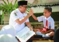 Membaca di Bawah Pohon Ketapang, Bupati Malteng Jadi Pemandu Literasi