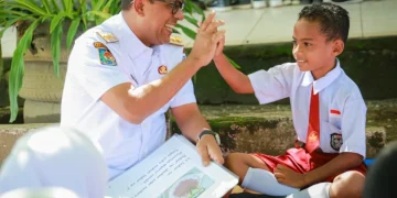 Membaca di Bawah Pohon Ketapang, Bupati Malteng Jadi Pemandu Literasi