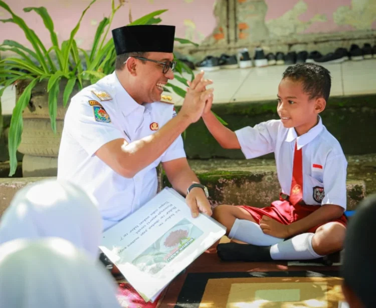 Membaca di Bawah Pohon Ketapang, Bupati Malteng Jadi Pemandu Literasi