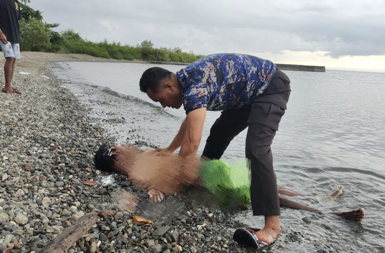 Warga Waisarissa SBB Korban Tenggelam Dievakuasi Personel Polairud