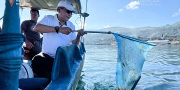 Wali Kota Ambon Pimpin Aksi Bersih Laut Serentak di Pantai Wainitu