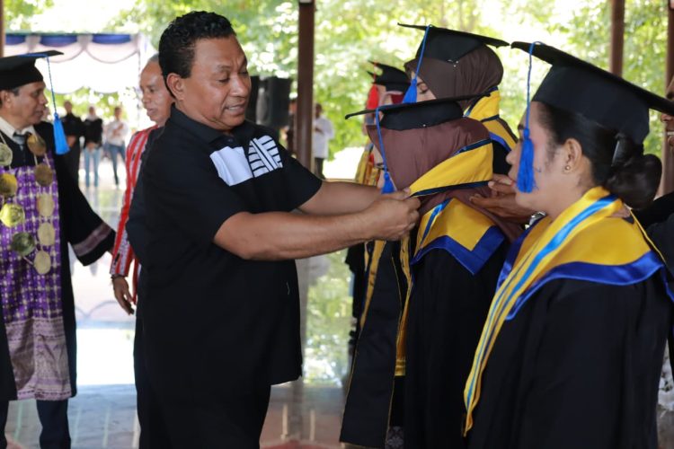 Wagub Hadiri Senat Terbuka Dr. Djar Wattiheluw, 158 Mahasiswa Dapat Gelar Strata Satu