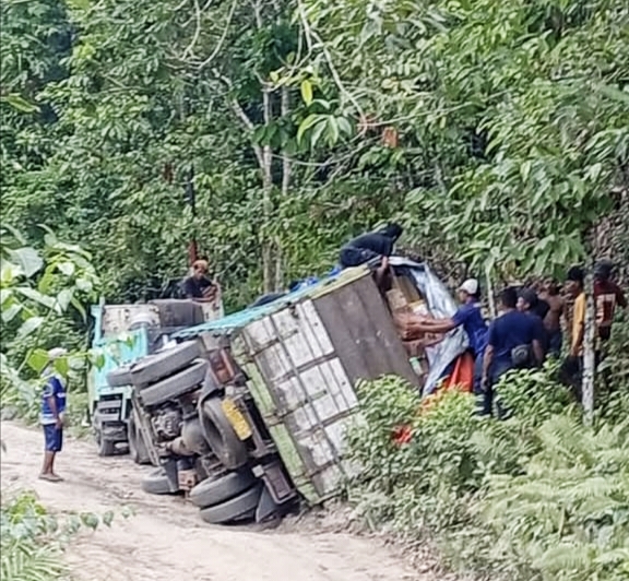 Truk Pengangkut Sembako Terguling di Jalan Rusak Huamual, Kapolsek Imbau Pengendara Ekstra Waspada