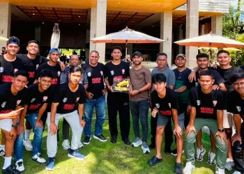 Pulang dengan Prestasi, MRM Sambut Langsung Kepulangan Tim Mini FootBall Maluku