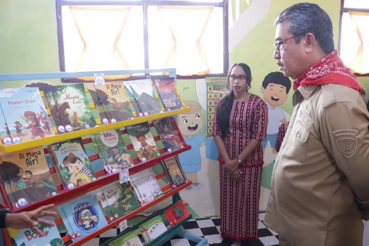 Gubernur Maluku Resmikan Kapal Literasi dan Perpustakaan Ramah Anak di Pulau Saparua