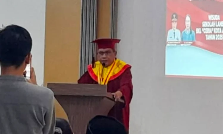 Wisuda Sekolah Lansia CERIA, Wali Kota Ambon Tegaskan Komitmen Negara Hadir hingga Hari Tua