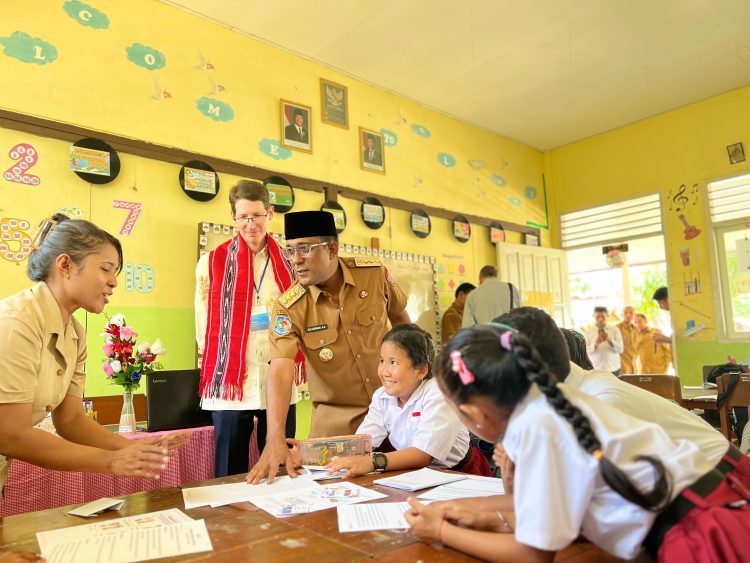 Konjen Australia Todd Dias Apresiasi Transformasi Pendidikan di Maluku Tengah