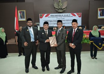 Bupati Fachri Husni Alkatiri Sampaikan Nota Keuangan Perubahan APBD 2025 di Paripurna DPRD SBT
