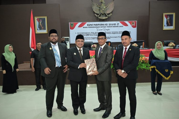 Bupati Fachri Husni Alkatiri Sampaikan Nota Keuangan Perubahan APBD 2025 di Paripurna DPRD SBT