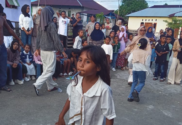 Gelak Tawa Warnai Lomba Rakyat di Desa Tunsai