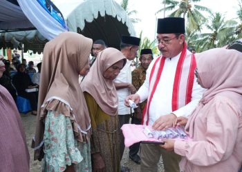 Silaturahmi dan Buka Puasa Bersama Masyarakat Iha dan Luhu, Gubernur Serahkan Paket Sembako dan Kacamata Gratis
