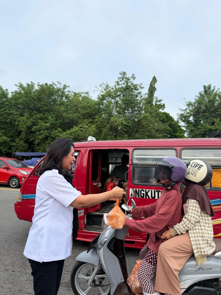 Caffee Ujung JMP Berbagi Takjil di Bulan Penuh Berkah