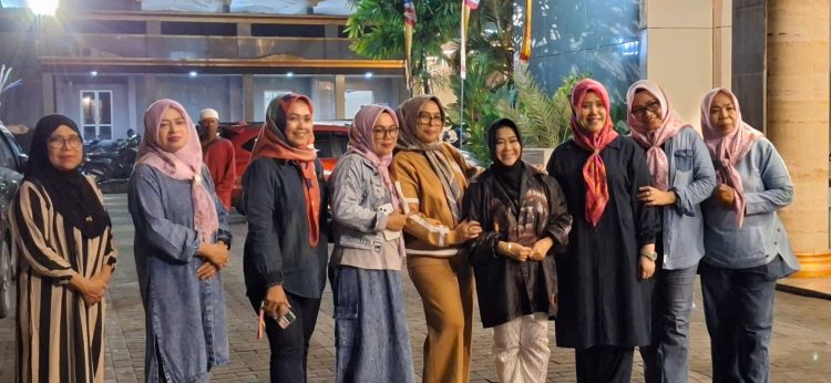 Wakil Wali Kota Ambon Bersama IPEMI Maluku Kembali Membagikan 270 Paket Makanan Sahur