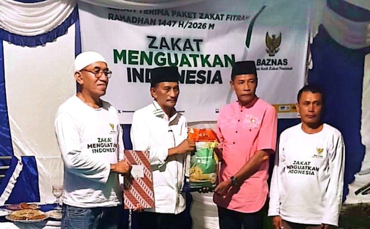 Bupati Asri Arman dan BAZNAS SBB Salurkan Zakat dan Bantuan UMKM dalam Safari Ramadan di Huamual Belakang