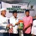 Bupati Asri Arman dan BAZNAS SBB Salurkan Zakat dan Bantuan UMKM dalam Safari Ramadan di Huamual Belakang