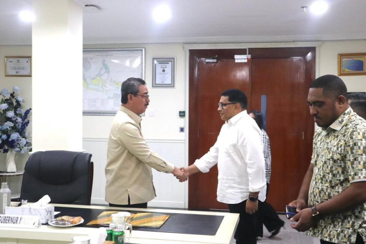 Gubernur Hendrik Lewerissa Terima Penyerahan Lahan dari Ahli Waris Herman Pieters