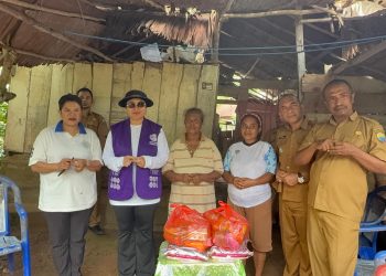 Tinjau Rumah Tidak Layak Huni, Ketua Pembina Posyandu SBB Salurkan Bantuan ke Warga Lumoli