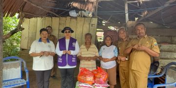 Tinjau Rumah Tidak Layak Huni, Ketua Pembina Posyandu SBB Salurkan Bantuan ke Warga Lumoli