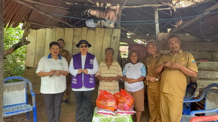 Tinjau Rumah Tidak Layak Huni, Ketua Pembina Posyandu SBB Salurkan Bantuan ke Warga Lumoli