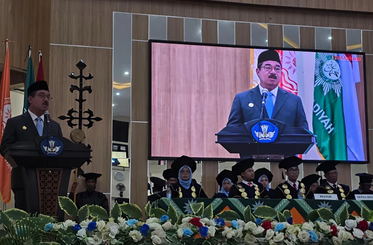 Gubernur Maluku Dorong Ekonomi Berkelanjutan di Wisuda Perdana UMM, Soroti Disparitas Harga dan Proyek Strategis