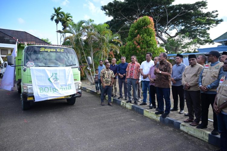 Bupati SBT Lepas Safari Dakwah Al-Izzah, Ribuan Al-Qur’an dan Bantuan Sosial Disalurkan ke Pelosok Daerah