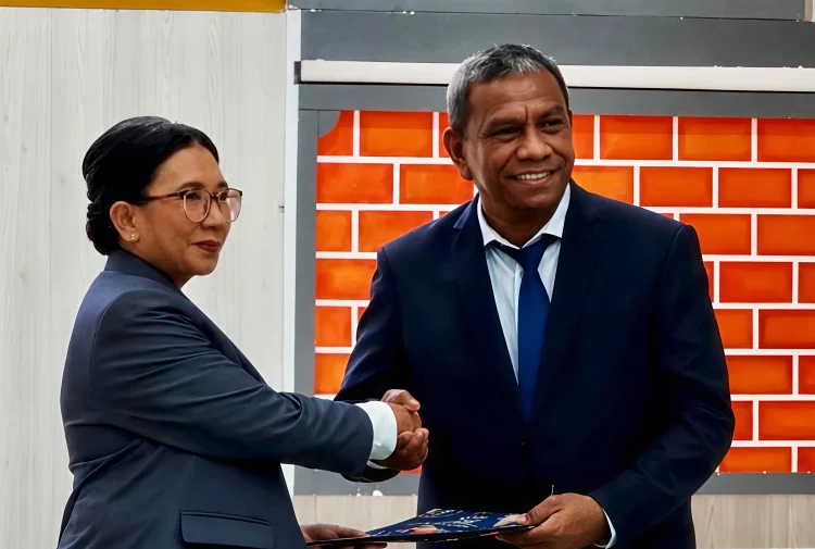 Prof. Yance Serahkan Kepemimpinan IAKN Ambon kepada Dr. Elka Anakotta